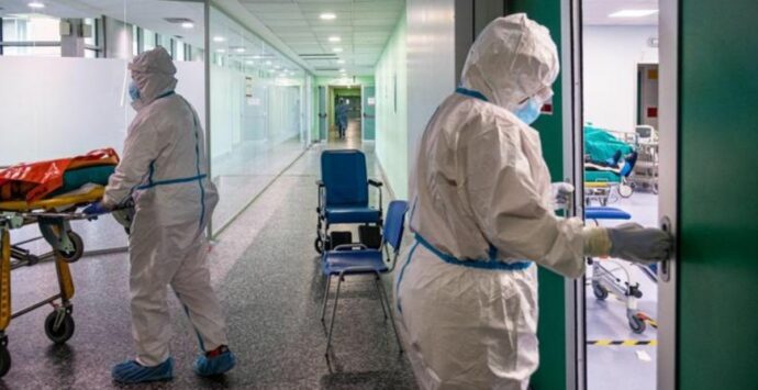 Covid, in Italia quasi 2mila medici sospesi perché non vaccinati