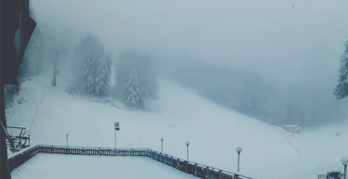 In Sila continua a nevicare. A Lorica piste chiuse a causa della tormenta