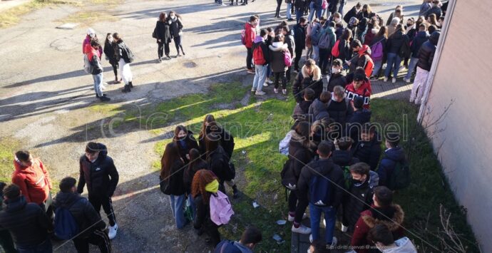 Cosenza, studenti dello Scorza occupano il plesso scolastico: arrivano i carabinieri. Il preside: «Hanno sbagliato»  – VIDEO E FOTO
