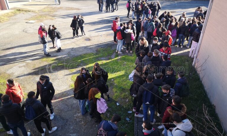 Cosenza, studenti dello Scorza occupano il plesso scolastico: arrivano i carabinieri. Il preside: «Hanno sbagliato»  – VIDEO E FOTO