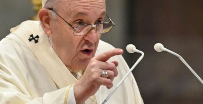 Papa Francesco boccia l’eutanasia: «Non c’è diritto a morire»