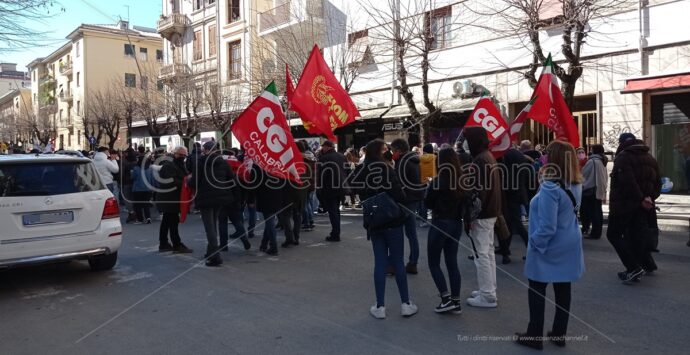 Cosenza, oltre mille persone in piazza al fianco degli studenti del liceo “Valentini-Majorana” di Castrolibero – VIDEO E FOTO