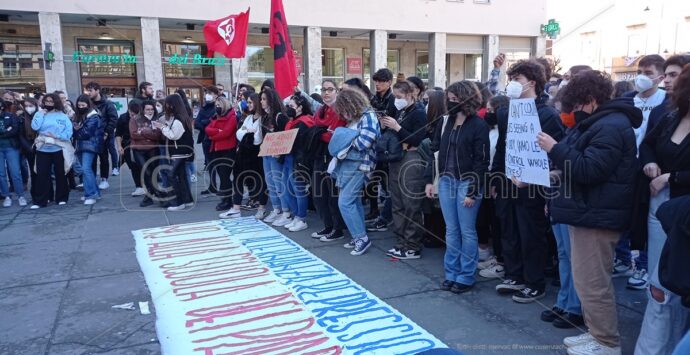 Cosenza, oltre mille persone in piazza al fianco degli studenti del liceo “Valentini-Majorana” di Castrolibero – VIDEO E FOTO