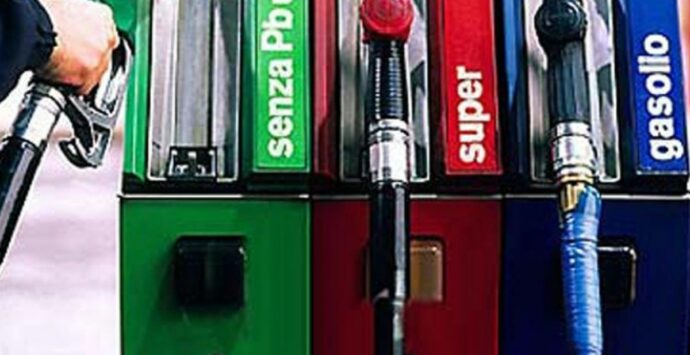 Benzina e Gasolio, un nuovo aumento che ci costerà 400 euro annui