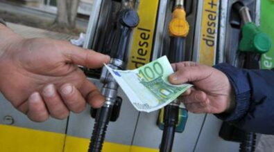 Carburanti, ancora aumenti: gasolio “servito” a 2 euro a litro