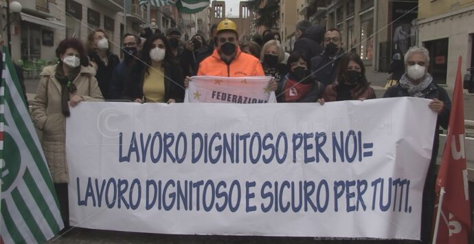 Tagliati fuori dalle indennità, a Cosenza scendono in piazza i lavoratori Anpal e Inl – VIDEO