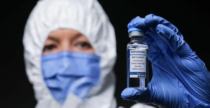 Covid, Minelli: «Novavax mezzo flop, necessario obbligo vaccinale»
