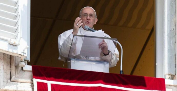 Strage di migranti, il Papa all’Angelus: «Prego per i dispersi e i sopravvissuti»