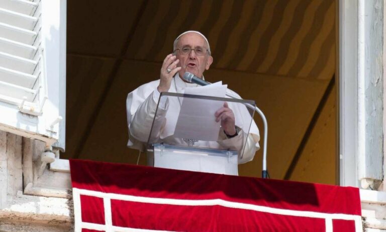 Strage di migranti, il Papa all’Angelus: «Prego per i dispersi e i sopravvissuti»