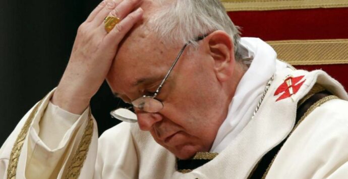 Papa Francesco: «Uno scandalo le spese per le armi»