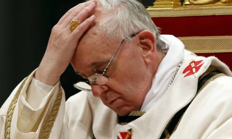 Papa Francesco: «Uno scandalo le spese per le armi»