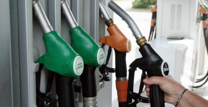 Carburanti, oggi prezzi in calo per benzina e diesel