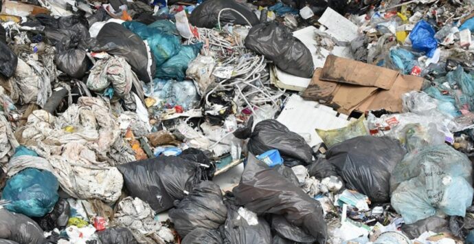 Traffico di rifiuti in Calabria: le ipotesi investigative contro Oliverio e i fratelli Vrenna