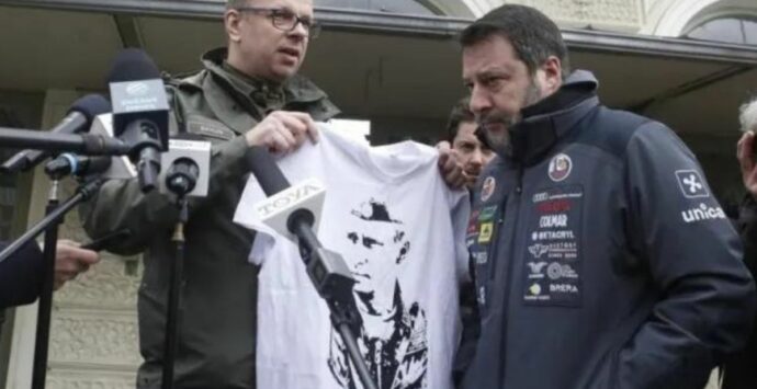 Salvini contestato in Polonia, sindaco gli mostra t-shirt con Putin