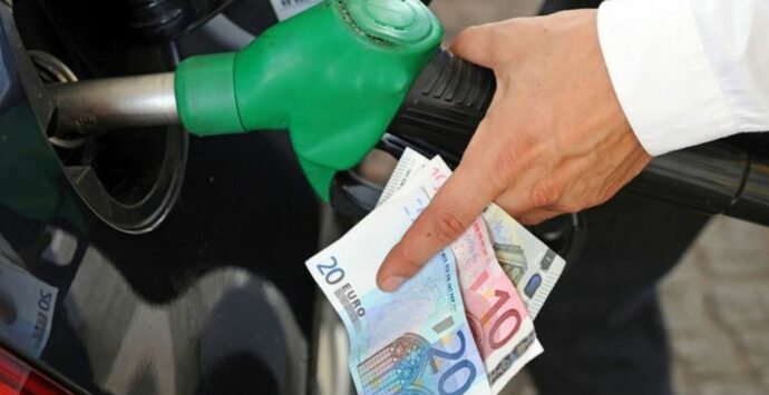 Carburanti, in Italia aumentano ancora benzina e gasolio: protesta dei benzinai