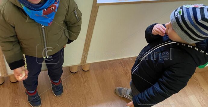 A Castrolibero l’abbraccio dei bimbi di Tanaliberatutti per Paolina e Valerio, scappati dall’Ucraina – FOTO E VIDEO