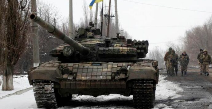 Guerra in Ucraina, russi colpiscono una scuola e attaccano un ospizio
