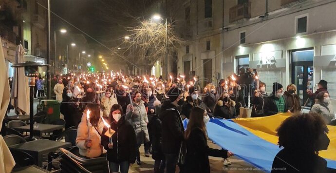 Castrovillari sfila in strada contro la guerra in Ucraina – VIDEO E FOTOGALLERY