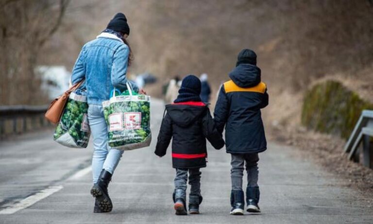 A Mendicino arrivano i primi profughi ucraini: sono mamme, nonne e bambini. Il parroco: «Resteranno quanto vorranno»