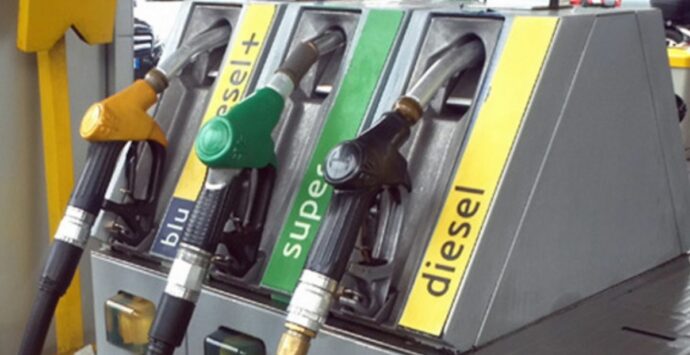 Carburanti, in Italia cala ancora il prezzo di benzina e diesel