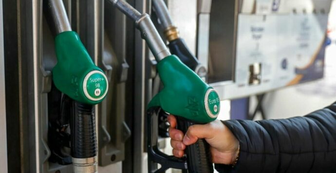 Caro carburanti, in Italia prezzi in discesa per benzina e diesel