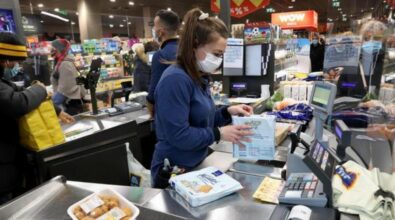Mascherine al chiuso, Costa: «Niente obbligo al supermercato»