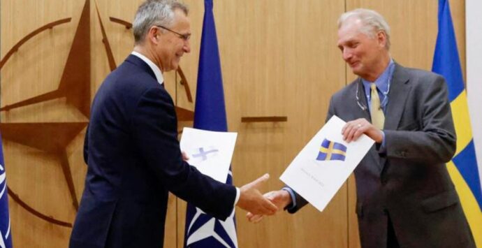 Svezia e Finlandia verso la Nato, consegnata domanda di adesione