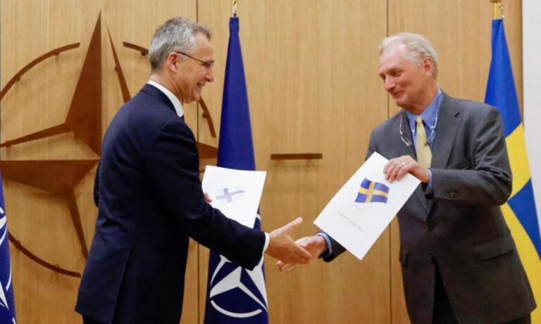 Svezia e Finlandia verso la Nato, consegnata domanda di adesione