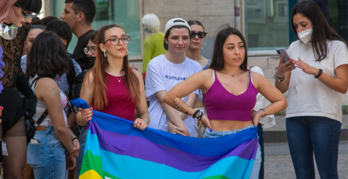 Razzismo, disabilità e salute mentale: la comunità LGBTQIA+ a confronto con gli studenti del “Lucrezia della Valle” di Cosenza