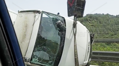 Incidente tra Cosenza e Rogliano. Camion va fuori strada e invade la corsia – LIVE