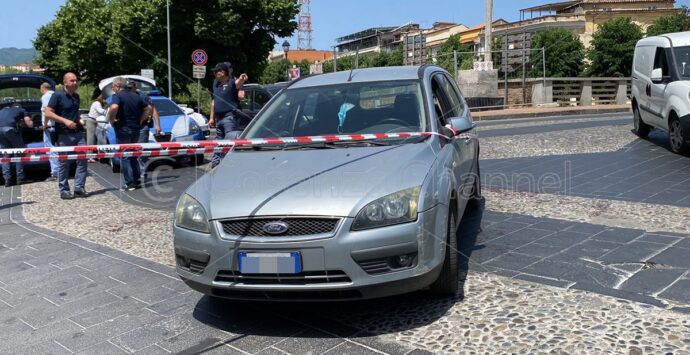 Tentato femminicidio a Cosenza: donna accoltellata durante un litigio in strada – VIDEO E FOTO