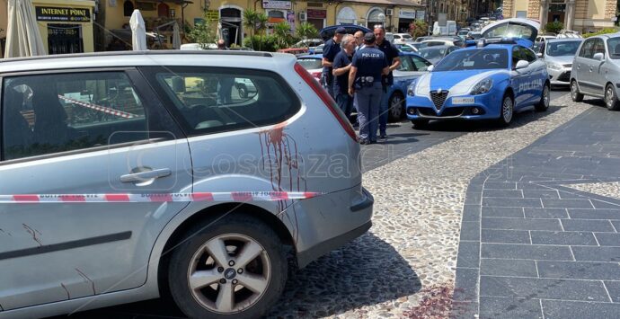 Cosenza, donna accoltellata in piazza Valdesi: 56enne agli arresti domiciliari