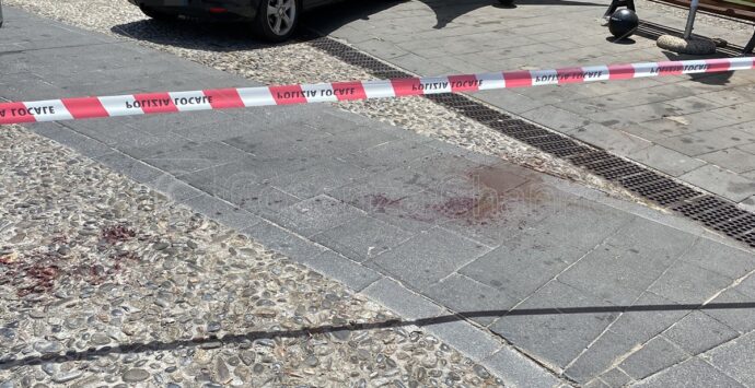 Tentato femminicidio a Cosenza: donna accoltellata durante un litigio in strada – VIDEO E FOTO