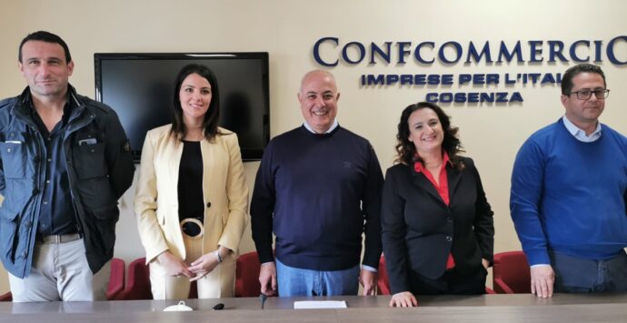 Lavoro stagionale nel terziario: siglato l’accordo tra Confcommercio e sindacati per la provincia di Cosenza