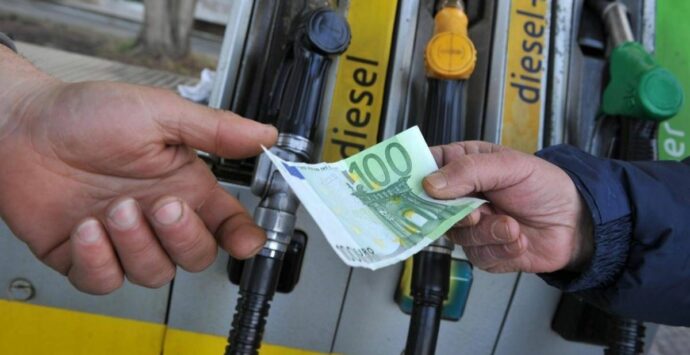 Prezzi carburanti: in rialzo la benzina, scende invece il gasolio