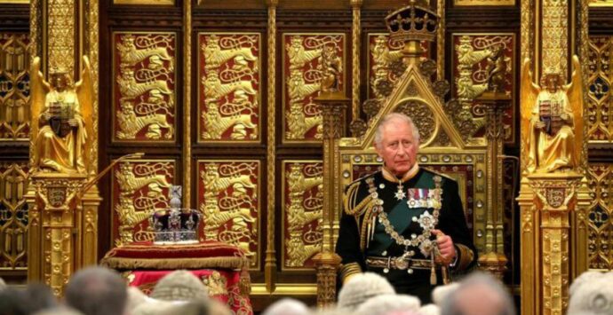 La prima volta di Carlo a Westminster, il principe parla al posto della Regina