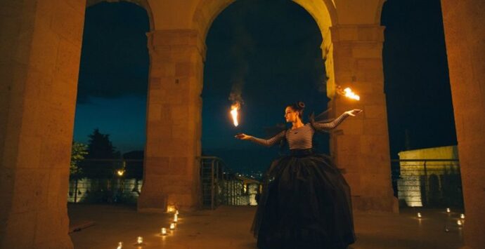 Cosenza, il Castello Svevo illuminato dalle fiamme del “Festival delle candele”