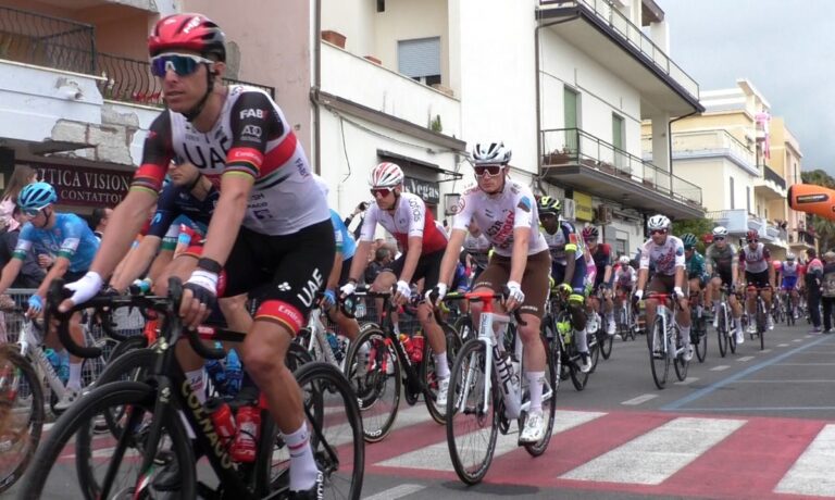 Giro d’Italia, la carovana di ciclisti infiamma anche Diamante e saluta la Calabria