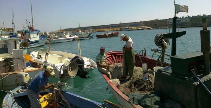 Sibaritide, pescatori “sentinelle” del mare: non è più reato recuperare i rifiuti | VIDEO