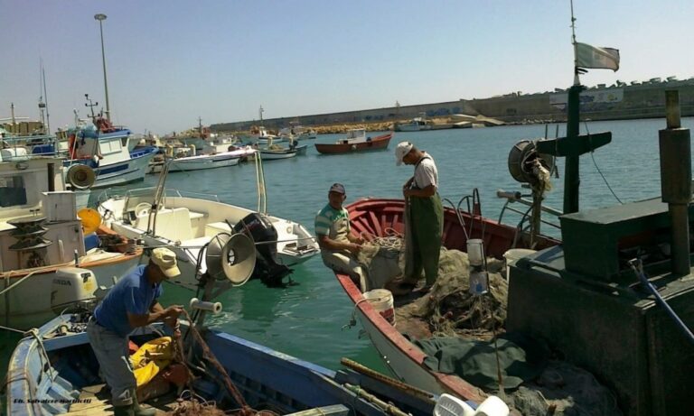 Sibaritide, pescatori “sentinelle” del mare: non è più reato recuperare i rifiuti | VIDEO