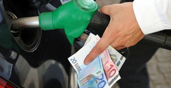 Prezzi carburanti, oggi in Italia forti rialzi alla pompa