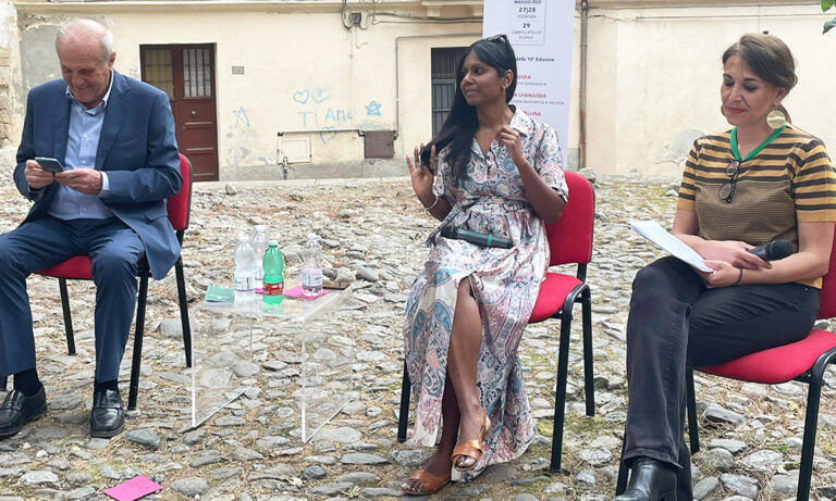 La scrittrice Uyangoda a Cosenza: «Il razzismo si trova dappertutto, nel pubblico e nel privato»