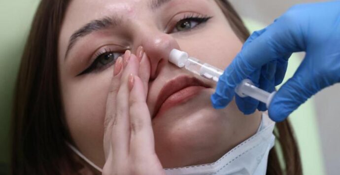 Covid, vaccino per bocca o naso può ridurre contagio: lo studio