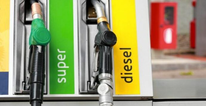 Benzina e diesel, ancora in rialzo i prezzi: gasolio sopra 2 euro
