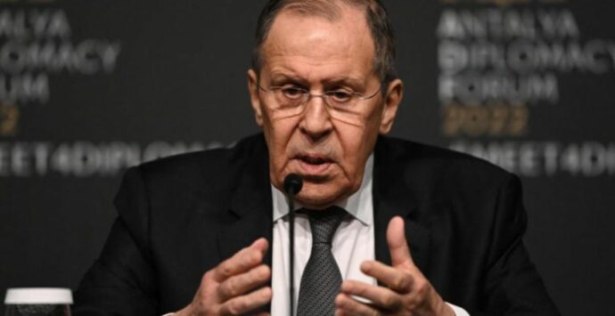 Lavrov: «La guerra si può allargare con nuove armi fornite dagli Usa»
