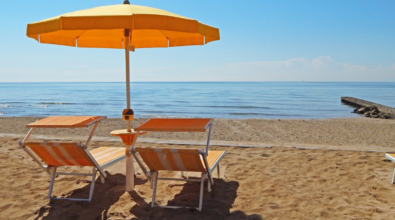 Ecco quanto costerà affittare un ombrellone in provincia di Cosenza: l’elenco delle località turistiche