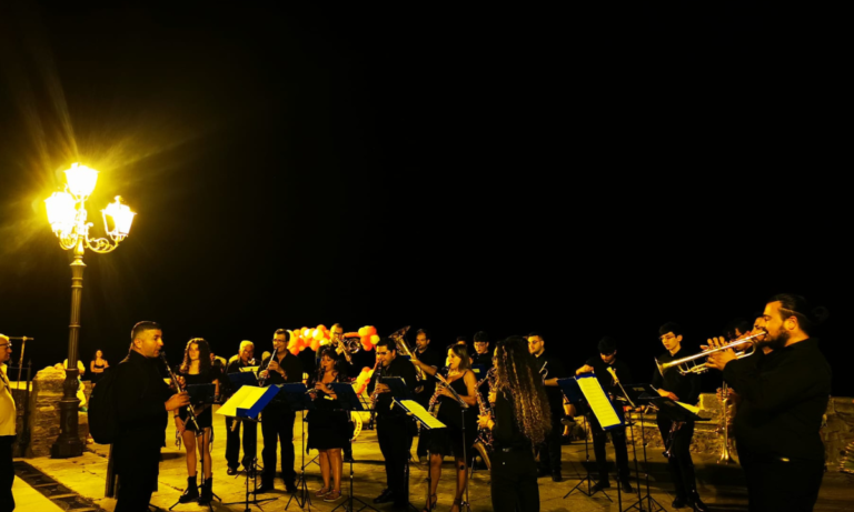 A Fiumefreddo Bruzio note e romanticismo nell’esibizione dell’Orchestra di Fiati Mediterranei di Amantea (VIDEO)