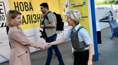 Ursula Von der Layen in visita a Kiev: «Condividiamo le vostre lacrime»