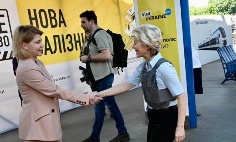 Ursula Von der Layen in visita a Kiev: «Condividiamo le vostre lacrime»