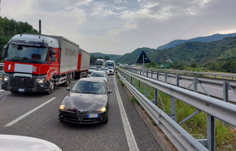 Auto in avaria sull’autostrada tra Altilia e Rogliano. Traffico ripartito